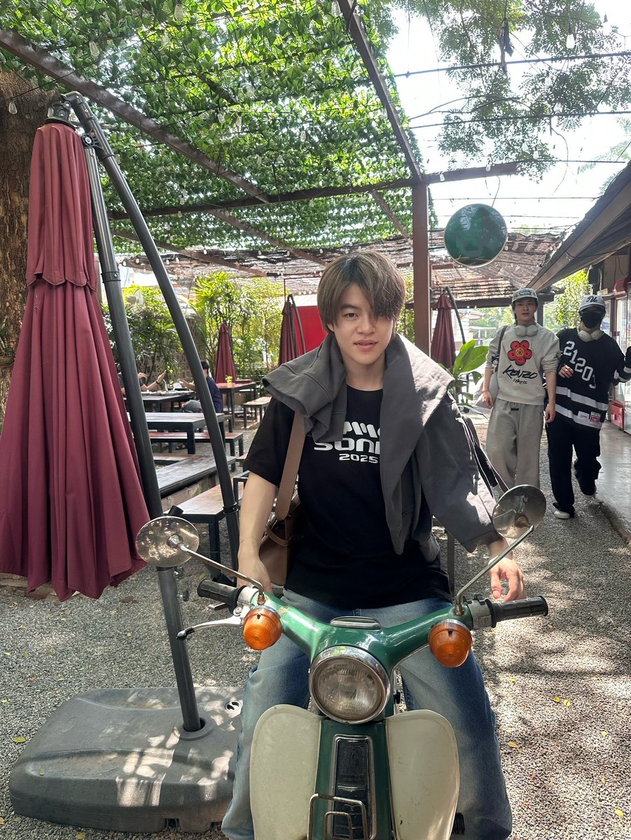 gmujuuuu's tweet image. ม้าคนี่ไทป์ลุงไม่พอ ยังขี่มอไซค์วินเทจอีก จะไปสุดตรงไหนน้อ🤣