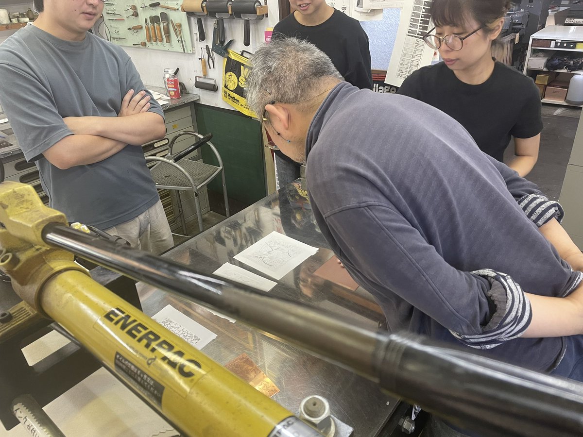 (浦川大志くんの版画が難航しているとのことで梅津が召喚されました)