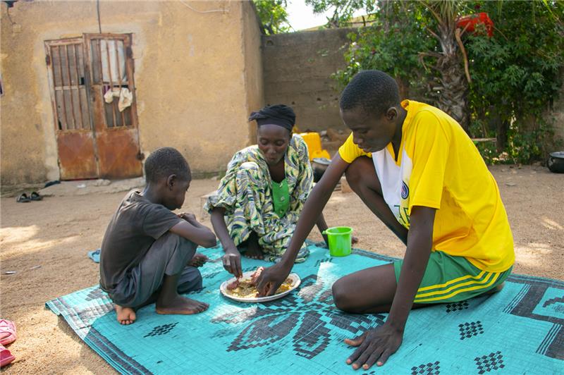 WFP_Cameroon's tweet photo. #Cameroun 🇨🇲

Esther, a widow with seven children in Mora, is among the 30,000 people receiving cash assistance funded by @eu_echo & partners in the #FarNorth. During these difficult months before the next harvest, she uses the money to buy food and cook for her family.

“I can feed my children with dignity. We no longer go to bed hungry”, Esther says with gratitude.

#SavingLives
#ChangingLives