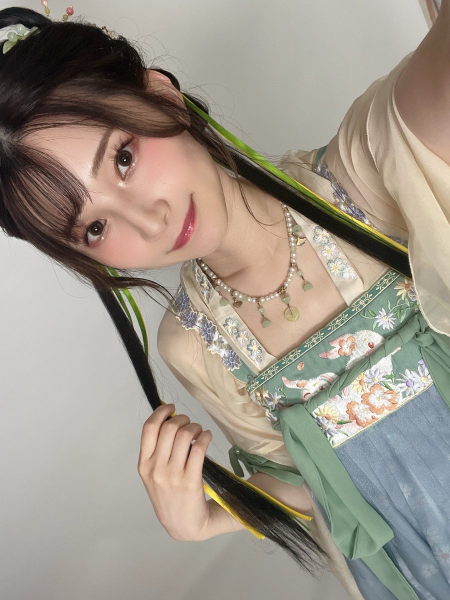 _kuroki_honoka's tweet photo. 11月2日の中国ファンミーティングでは、質問コーナーを実施します♪質問まってますー！

写真はグッズ撮影のオフショット💎✨ https://t.co/9PFy1YMyMy