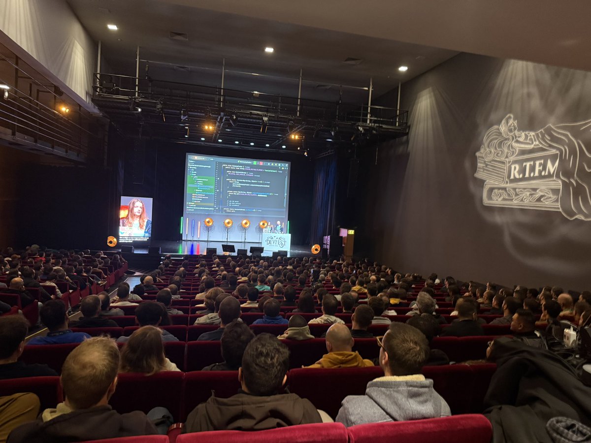 Salle complète pour <a href="/LoicOrtola/">Loic Ortola</a> et <a href="/mathildelorrain/">Mathilde Lorrain</a> au <a href="/devfestnantes/">Devfest Nantes</a>  pour parler test de charge ! 🤩