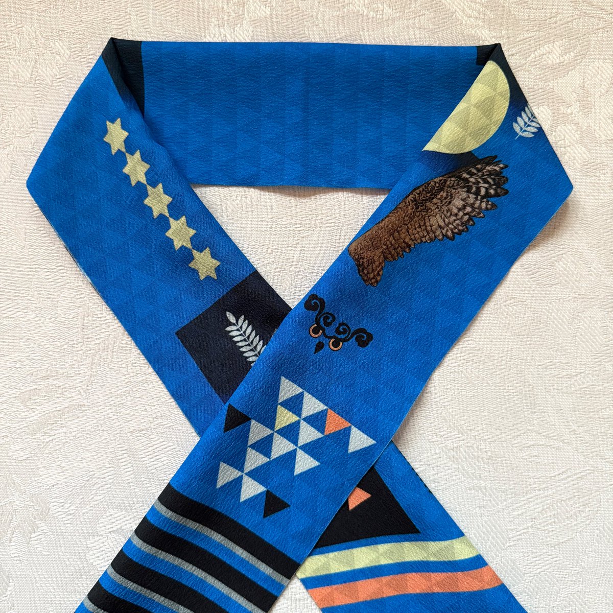 新作の夜の森、北欧っぽさとちょっとハロウィン感もあってこれからの時期特におすすめです！
どっちを表に出しても使える様になってますよ〜

#hitoshio
#hitoshiobybunraku
#文楽足袋