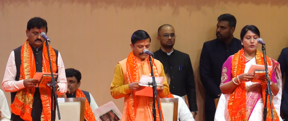 airnews_abad's tweet image. #GujaratPolitics #PoliticalUpdate #LeadershipChange

▶️કાંતિભાઈ અમૃતિયા, રમેશભાઈ કટારા અને દર્શનાબેન વાઘેલાએ ગુજરાત સરકારના રાજ્યકક્ષાના મંત્રી તરીકે શપથ લીધા