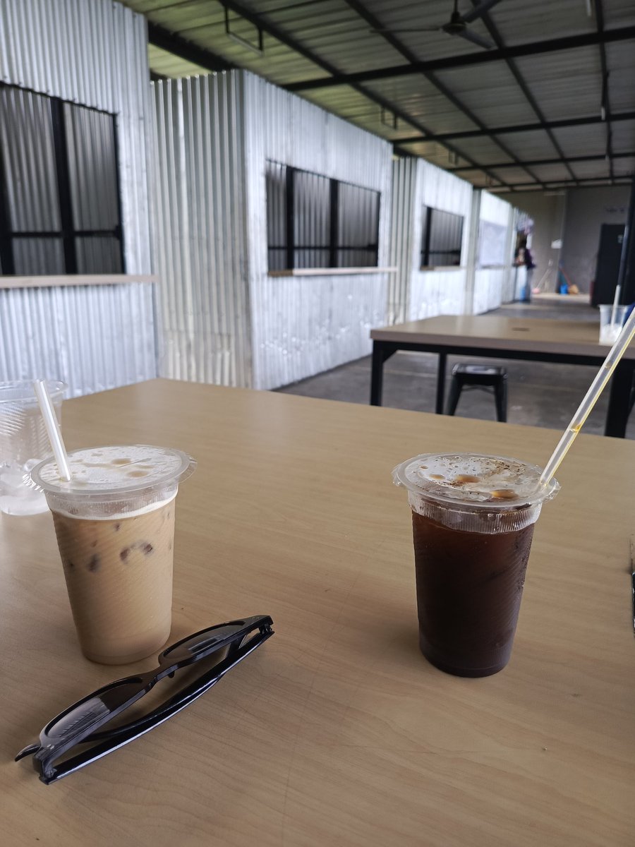 harga pelajar banget mesen americano V60 alias kopi liong pake es + Iced Coffee palm sugar alias good day capucino DUA PULUH LIMA REBU BANGSATT !