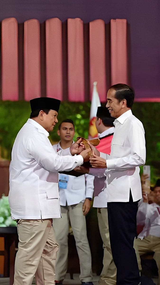 Paypoq va gartersdagi etuk ayollarning fotosuratlari