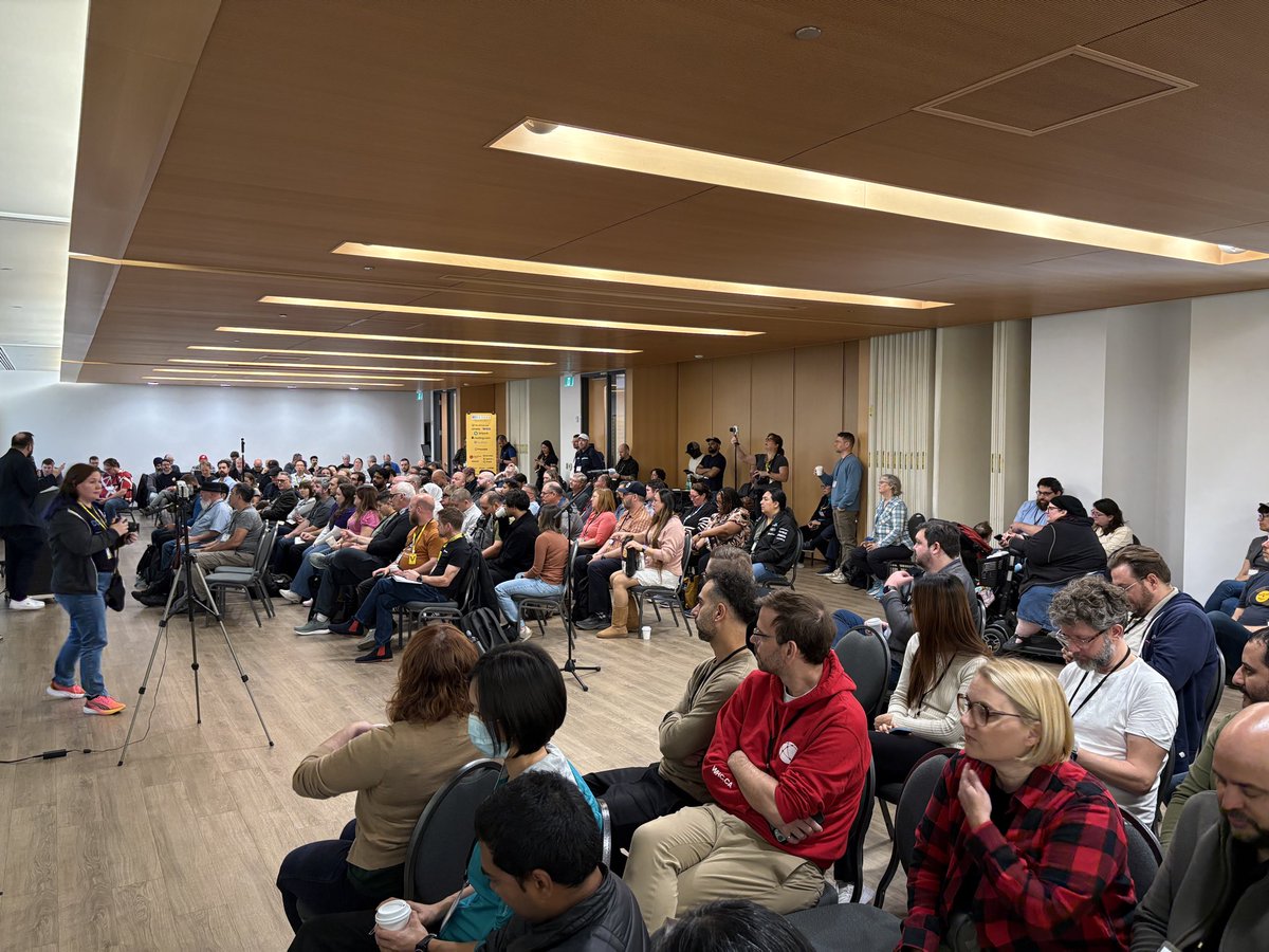 Absolutely packed room for <a href="/photomatt/">Matt Mullenweg</a> keynote at <a href="/WordCampCanada/">WordCamp Canada</a>.