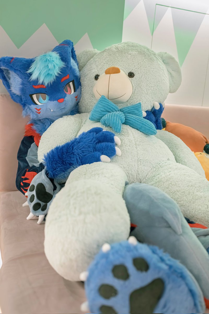 所以你想要我呢～還是我身上的泰迪熊呢～ ヾ(*ΦωΦ)ツ

📷：大賴
#FursuitFriday