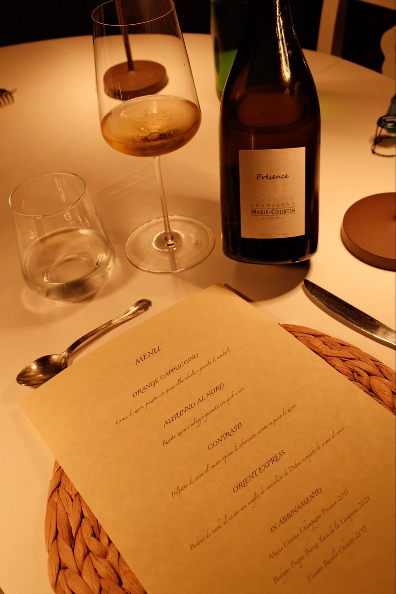 comemorei 5 anos com meu noivo ontem, ele preparou todo o jantar sozinho, criou todo um menu temático de coisas que eu gosto, deu nomes pros pratos, escolheu os vinhos e ainda imprimiu o menu pra por na mesa, muito sortuda, me ganhou pelo bucho com certeza