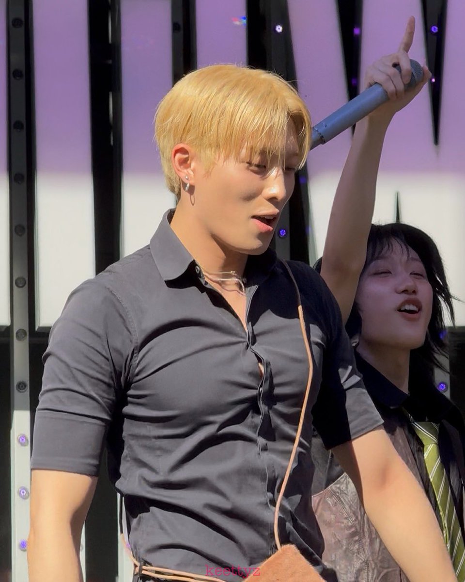 ynkiho's tweet image. not the button fighting for its dear life