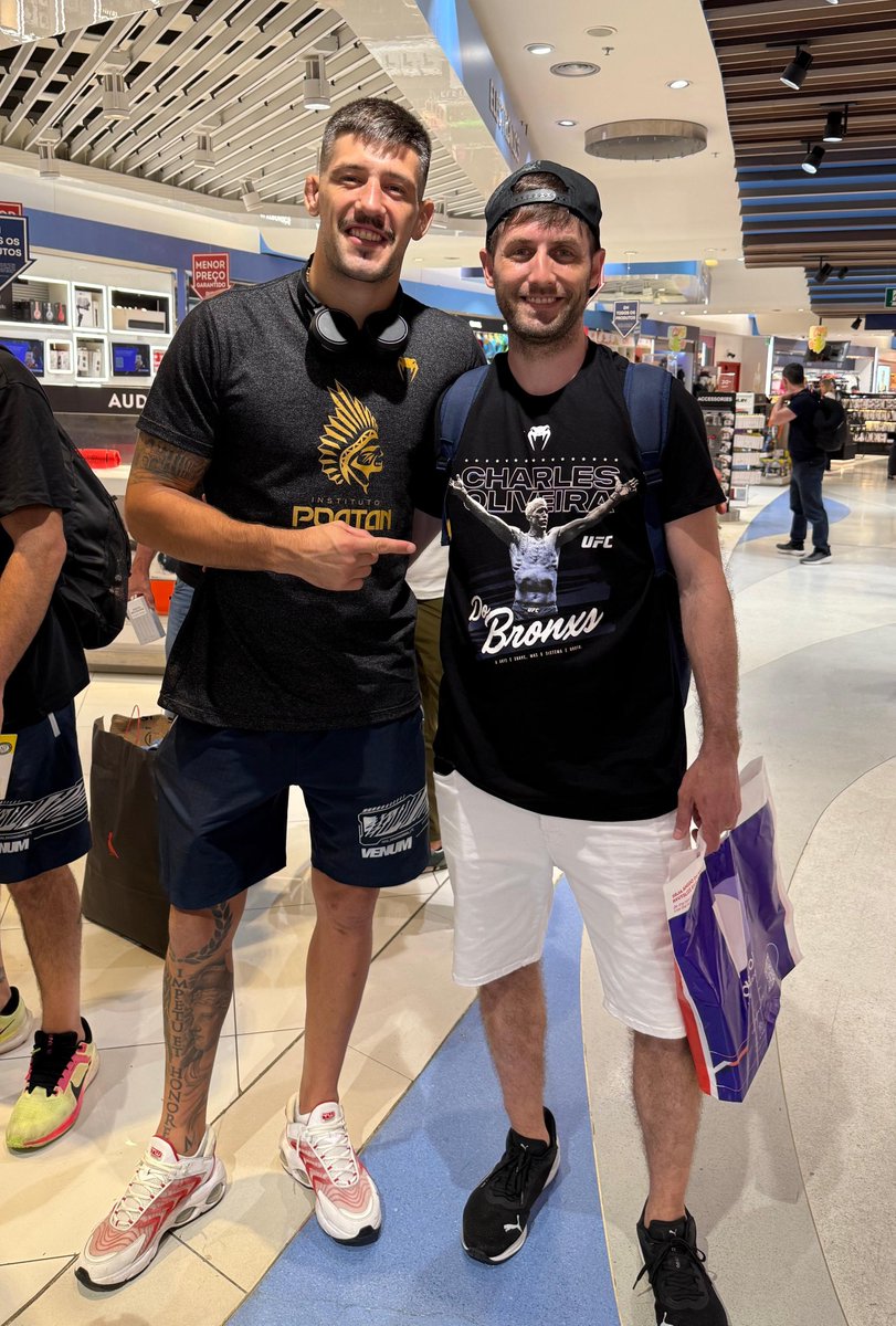 ClubDeLasMMA's tweet image. Amigos!! Si alguno lo conoce, me dice quien es porfa 🙏🙏

Le veía cara conocida, me pidió una foto en el aeropuerto y estaba con la leyenda de Wasabi 🇪🇸 al lado, pero no caigo quién era 🤭🤩 

#UFCRio