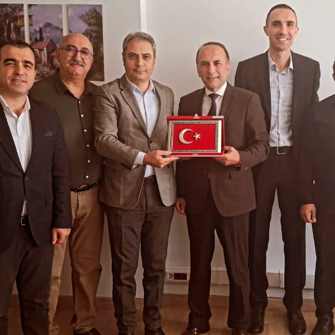 mnsburomemursen's tweet photo. Manisa Ticaret İl Müdürlüğü'ne Şube Müdürü olarak atanan Salim ÇELİK'e hayırlı olsun ziyaretinde bulunduk. 

Salim Bey'e ev sahipliği için teşekkür eder yeni görevinde başarılar dileriz. https://t.co/J1kFgyHcMo