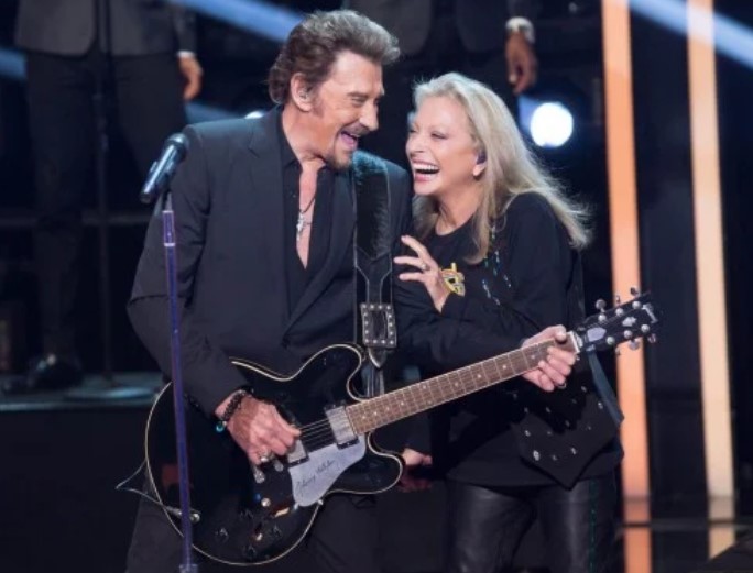 TeleMediaFr's tweet image. 📸 Cette photo date du 28 octobre 2015, il y a 10 ans - #JohnnyHallyday et #VéroniqueSanson lors de l'enregistrement de l'émission #LeGrandShow : Spécial Johnny Hallyday.
