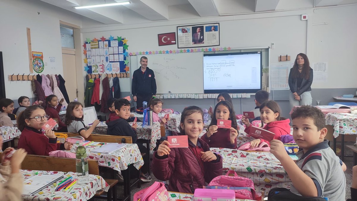 Şehzadeler İlçesi,Akşemseddin Ortaokulu öğrencilerine 112’nin hangi durumlarda aranması hakkında bilgi verilerek ayrıca orman yangınları ve risk faktörleri ile ilgili farkındalığın arttırılmasına yönelik bilgilendirme yapılmak suretiyle 112 tanıtıcı materyalleri hediye edilmiştir