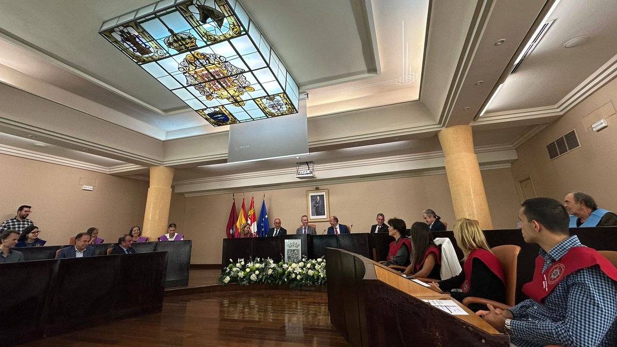 📚✨ Inauguración del curso en la <a href="/UnedSegovia/">UNEDSegovia</a> con una inspiradora lección de Carlos Briones sobre Astrobiología. 🌌🔬
Un comienzo de curso lleno de ciencia, reflexión y entusiasmo. 👏
#UNED #UNEDSegovia #Ciencia #Astrobiología #AperturaDeCursou