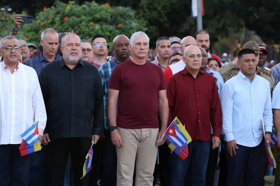 EduardoLopezL65's tweet photo. Ante la amenaza de agresión de #EEUU🇺🇸 contra #Venezuela🇻🇪 #Cuba 🇨🇺 se moviliza en repudio al injerencismo de la Casa Blanca, que plantea un grave peligro para la paz en el Caribe y Latinoamérica.
#CubaPorLaVida #CubaConVenezuela 
#YoSigoAMiPresidente https://t.co/hiTNJGiMj2