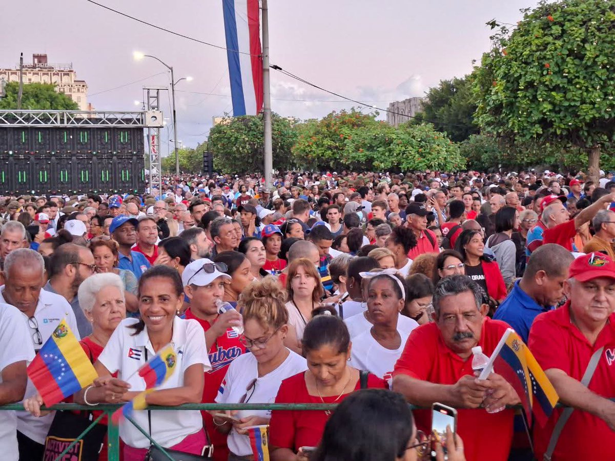 EduardoLopezL65's tweet photo. Ante la amenaza de agresión de #EEUU🇺🇸 contra #Venezuela🇻🇪 #Cuba 🇨🇺 se moviliza en repudio al injerencismo de la Casa Blanca, que plantea un grave peligro para la paz en el Caribe y Latinoamérica.
#CubaPorLaVida #CubaConVenezuela 
#YoSigoAMiPresidente https://t.co/hiTNJGiMj2