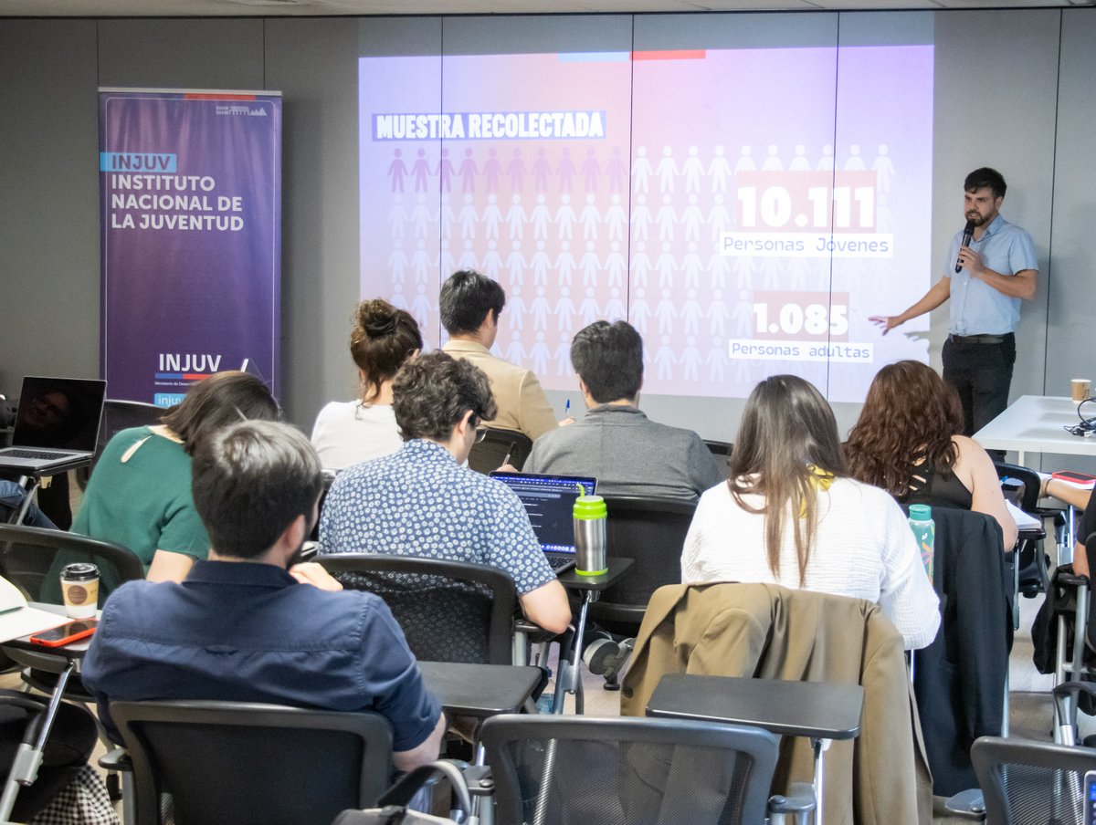 En el Ministerio de Desarrollo Social y Familia, el equipo de Planificación y Estudios presentó ante una mesa de expertos los resultados preliminares de la 11.ª Encuesta Nacional de las Juventudes, que será publicada el 5 de noviembre. 📊🇨🇱