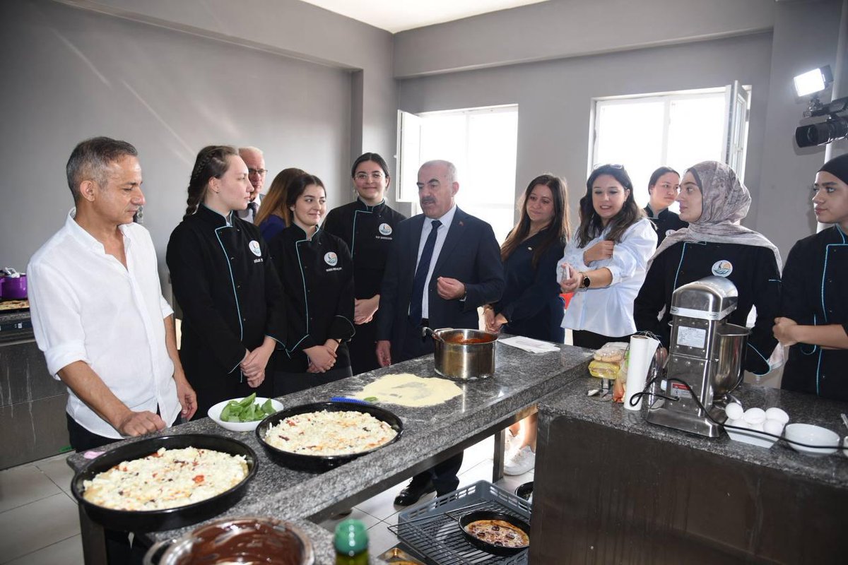 Erasmus Günleri kapsamında Gazi Mustafa Kemal Turizm MTAL’de düzenlenen “Taste Of Erasmus”etkinliğine katıldık.Erasmus Mesleki Eğitim kapsamında staj gören öğrencilerimiz, Fransız ve İtalyan mutfaklarından örnekler ile kültürler arası etkileşimi ve mesleki becerilerini sergiledi.
