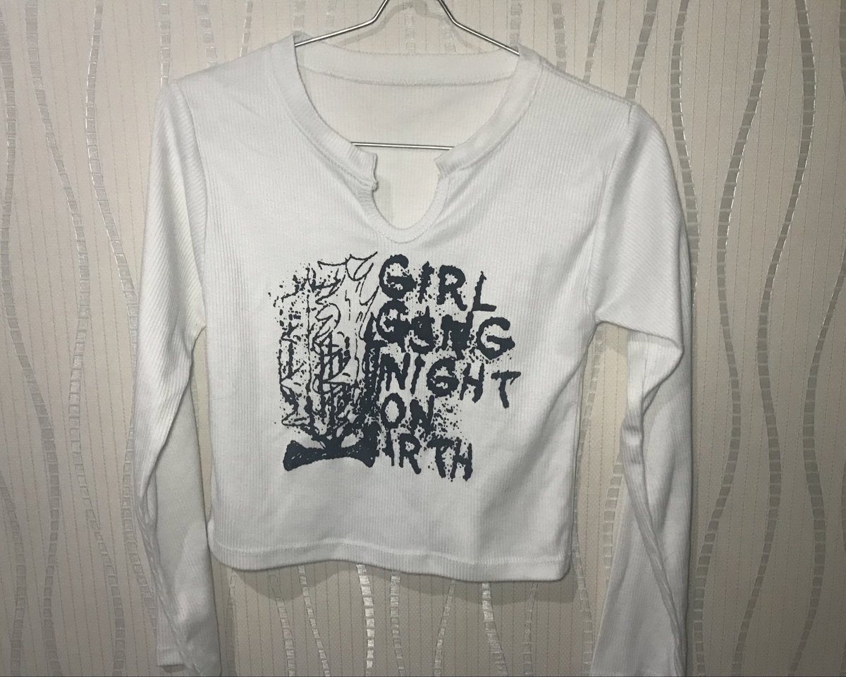 melarcholy's tweet photo. white emo crop top (no brand)

ld: 76–96cm
pb: 40cm
price: 35k https://t.co/MPUSUToiFv