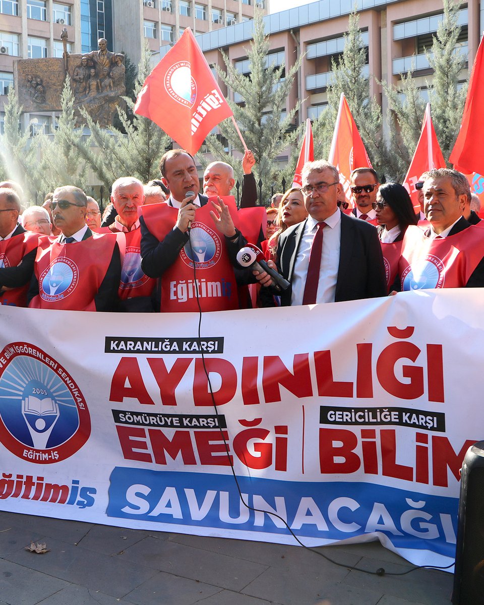 Eğitim-İş olarak, çocuklarımızın geleceğini savunmak, kamusal eğitimi korumak ve Cumhuriyetin aydınlanmacı mirasına sahip çıkmak için Milli Eğitim Bakanlığı önünde eylemdeydik.

MEB önünde yaptığımız açıklamaya Konfederasyonumuz Birleşik Kamu-İş Genel Başkanı Orhan Yıldırım,