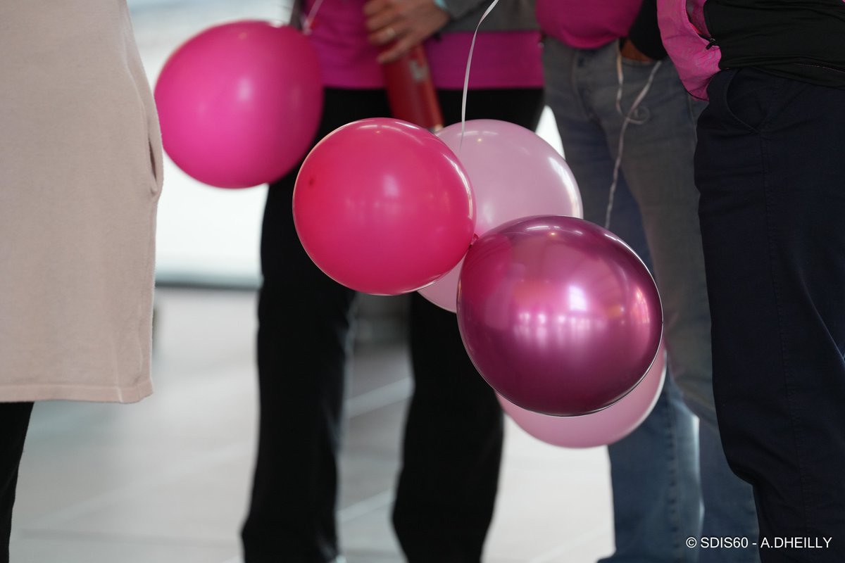Pompiers60's tweet photo. #OctobreRose 🎗️ Au SDIS de l’Oise, les agents ont marché ce midi pour soutenir la lutte contre le #cancer du sein. Un moment fort, accompagné d’ateliers de prévention pour rappeler l’importance du dépistage précoce.
💬 Sensibiliser, informer, agir. https://t.co/kWWlo5Nnja