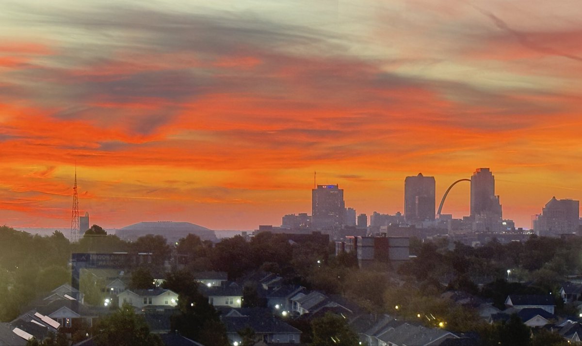 ravan7194's tweet photo. Sunrise #StL  #nature https://t.co/LeRMl013dT