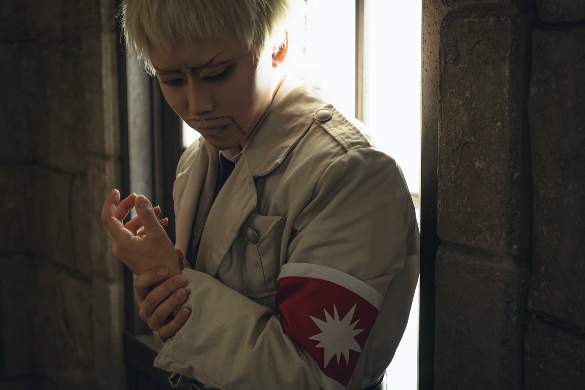 akmn_gmj08's tweet photo. 【 cos │ 進撃の巨人 】

　　　この手に数え切れない罪と後悔を

ライナー・ブラウン*紅峰アキラ
photo*瀬乃さん
#峰_cos https://t.co/m18nZBqlLI