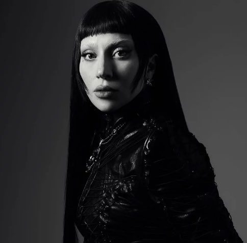 “Gaga siempre ha sido alguien que entiende el poder del espectáculo. [...] Es esto lo que hace que la actuación en directo de Gaga en el Mayhem sea tan emocionante. [...] El pop está pasando por otra de sus etapas macabras. Y Lady Gaga es la madre de esta nueva generación de