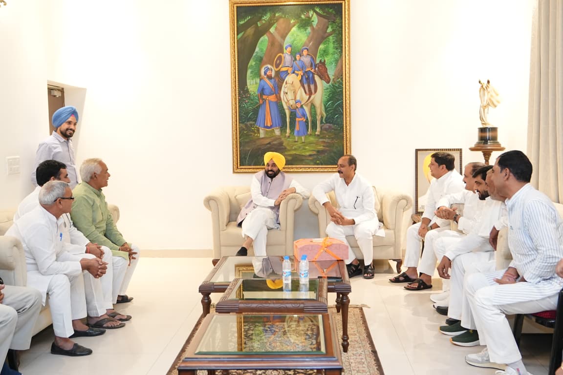 एक बेहतरीन  और जिंदादिल इंसान पंजाब के लोकप्रिय मुख्यमंत्री #माननीय_भगवत_मान_जी से  उनके जन्मदिन पर मुलाक़ात शानदार रही,इस अवसर पर कस्बा #टिकरी जिला बागपत के सम्मानित लोगो ने मुख्यमंत्री जी को बाढ़ राहत कोष के लिए ₹1190511 का ड्राफ्ट भेट किया,