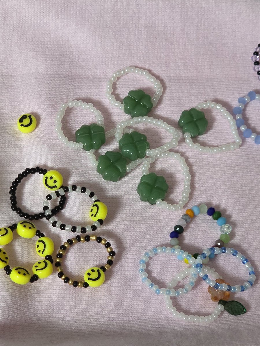 코페! 비즈반지 들고가요 .. 아마 스마일반지를 새벽에 더만들겟지만 초록눈깔대신 초록반지를 .. 
드디어 친구들에게 은혜갚는 아도 할게 가져가다오