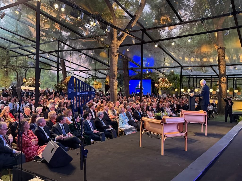 Mike Pence (@mike_pence) on Twitter photo Grateful for the opportunity to share “So Help Me God,” my book about faith, family and public service, with so many good people in Chile <a href="/__elmercurio/">El Mercurio</a> & PICTON Summit last night. Our shared values and ideals are what make this a Hemisphere of Freedom!🇺🇸🇨🇱 Grateful for the opportunity to share “So Help Me God,” my book about faith, family and public service, with so many good people in Chile <a href="/__elmercurio/">El Mercurio</a> & PICTON Summit last night. Our shared values and ideals are what make this a Hemisphere of Freedom!🇺🇸🇨🇱