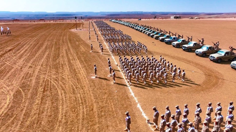 أحد المعلقين قال لي، أنته فين عايش، في سويسرا 🇨🇭؟ أحنا في اليمن 🇾🇪 إذا ما عندك قوة عسكرية، ف كلامك ماله قيمة ولا أهمية مهما كان.

طبعاً أنا اعرف و كلنا نعرف هذا الكلام، المهم تعالوا نشوف هذه 👇الصورة لقوات حماية حضرموت، برئاسة الشيخ عمرو بن حبريش

من يملك كل هذه الأموال؟ التي