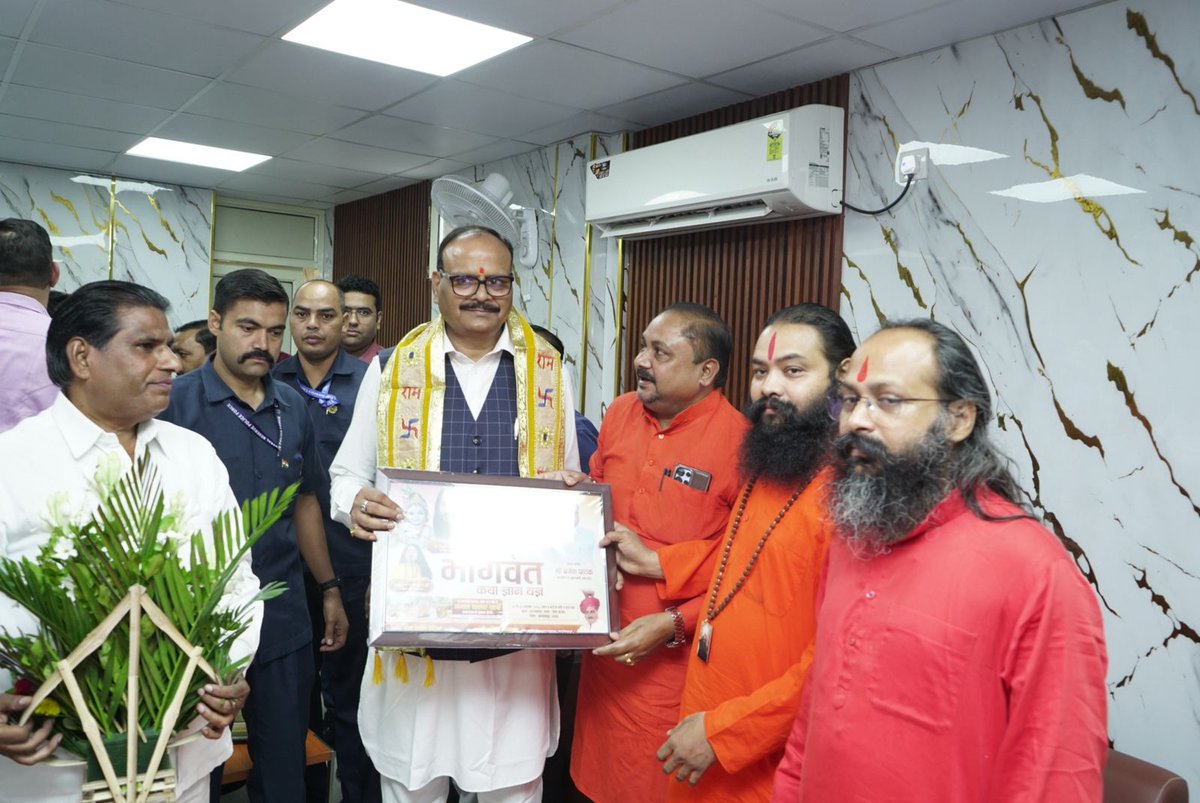 swamiarjunanand's tweet image. श्रीमान बृजेश पाठक, उपमुख्यमंत्री उत्तर प्रदेश सरकार को ग्राम सरायखास, जिला बलरामपुर में 16 नवंबर से होने जा रही श्रीमद् भागवत कथा का निमंत्रण देते हुवे डीजेजेएस के प्रतिनिधिगण