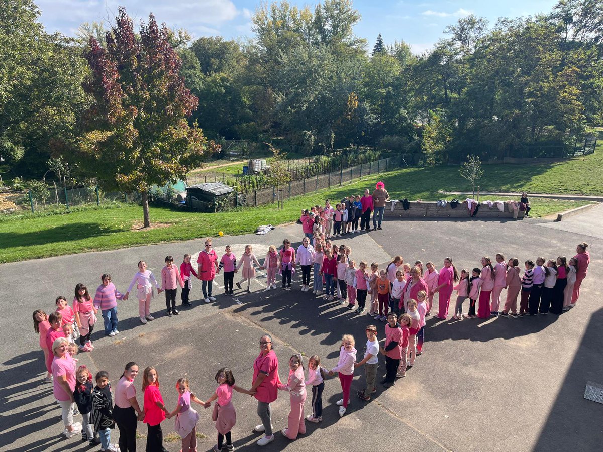 #OctobreRose 🎀
🩷 Aujourd'hui à Châtel-Guyon, élèves, enseignants et personnel des écoles Pierre Ravel et Saint-Hippolyte, mais aussi élus et agents des services municipaux sont venus vêtus de rose en symbole de soutien à la lutte contre le cancer du sein 💪💪