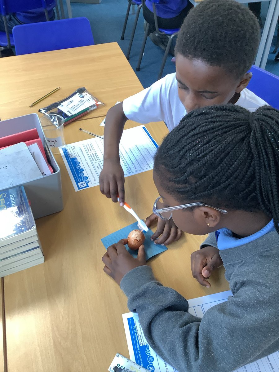 StEthelbertsRCP's tweet image. @DevelopExperts Here is Y4 investigating the effects of different liquids on the teeth. #makechristknown #makinglivesbetter @STOC_CAT