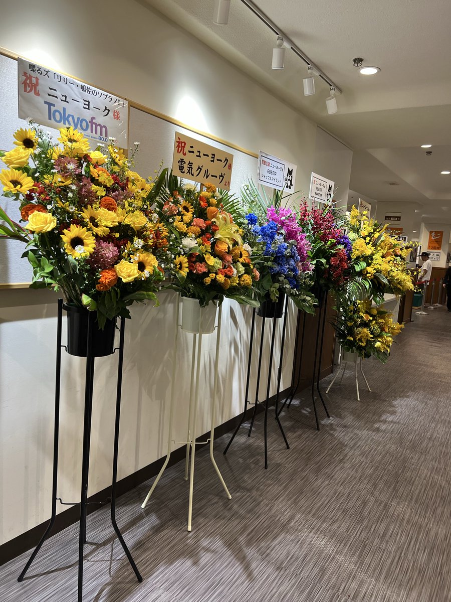 ronbmon's tweet photo. #ニューヨーク単独
 #将来の夢
を観に。チケット6000円。テレビでも面白いけど舞台のニューヨークはチケ代以上の価値ある面白さ。馬鹿馬鹿しかったり考えさせられたり漫才もコントも全部面白かった。久々に声出して笑った。最後に嶋佐さんがグッズTシャツをめちゃくちゃオシャレに着てて買いかけた。 https://t.co/GhdJii0RLa