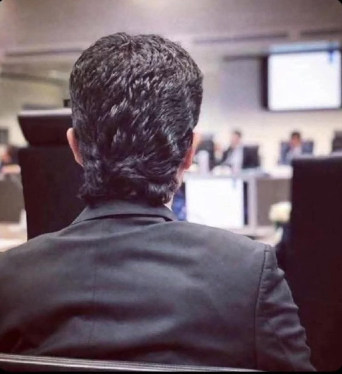 من الله خلقني لليوم. ما شفت احد بهألتسريحة اذا مو 🍑 لو مطيرچي لو دايح. ذيل الذيل