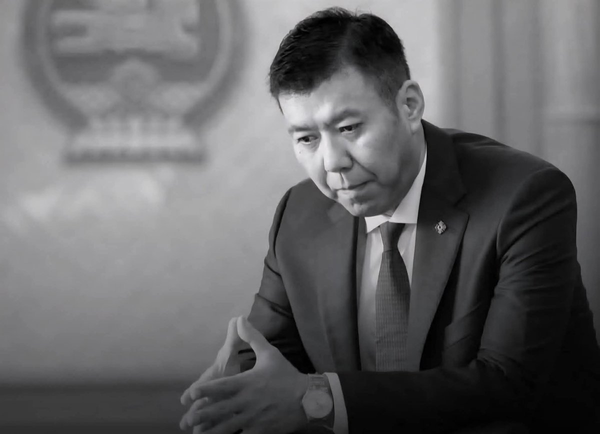 Энэ хүнийг элдэвээр доромжилж харааж буруутгаж байлаа. Б.Энхбаяр үнэхээр хуульч хүн юм үнэхээр улс төрч хүн юм. Тэр Ц.Нямдрожтой анх мана үзэлцэж эхлэх үеэс би түүнийг өөр хүн гэж харж эхэлсэн. Түүний хэлсэн үг болгон шударга ёсыг нэхэж эрх баригчдыг сандаргадаг. Төрд бугшсан