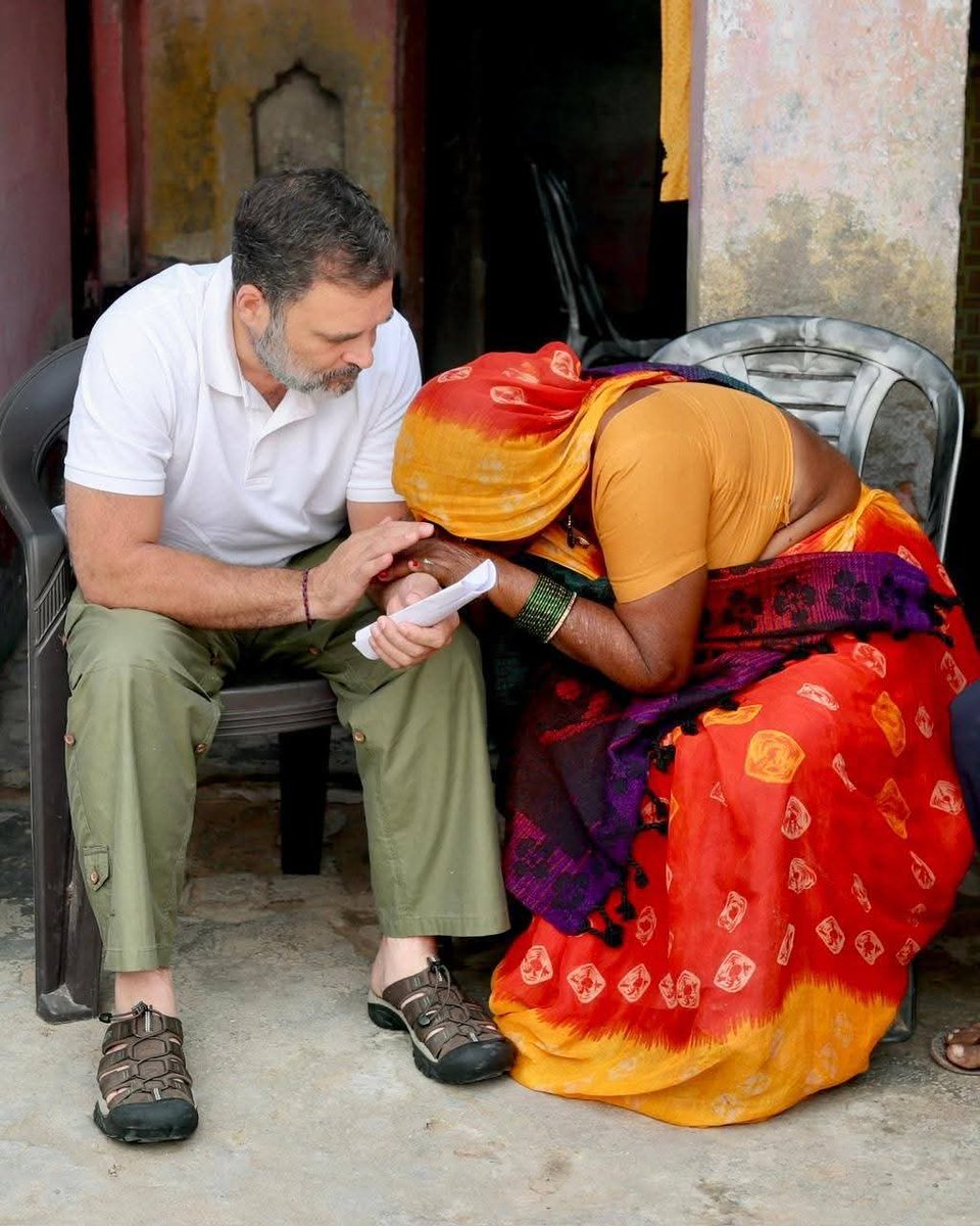 shilpatil07's tweet image. खुद बुरे काम करते रहो और कोई अच्छा काम करे तो उसे रोकने की कोशिश करो।  

राहुल गांधी का रोज का रूटीन है – उठो, मुंह धोओ, मोदीजी को अच्छे काम करने से रोको।   राहुल गांधीजी मिलने नहीं दे रहे थे मोदीजी को।  लेकिन मोदीजी ने किसीकी नहीं सुनी।  

ये मोदीजी मिल रहे है।  👇