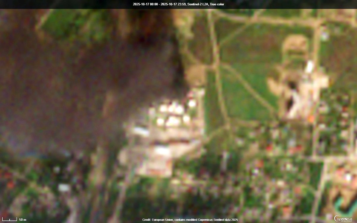 kromark's tweet image. Fire at the premises of an oil depot in Hvardiis'ke, annexed Crimea, as seen in a Sentinel satellite image taken today, Oct. 17. The depot belongs to the 'Atan' gas station network, which is already facing severe fuel shortages, according to locals.