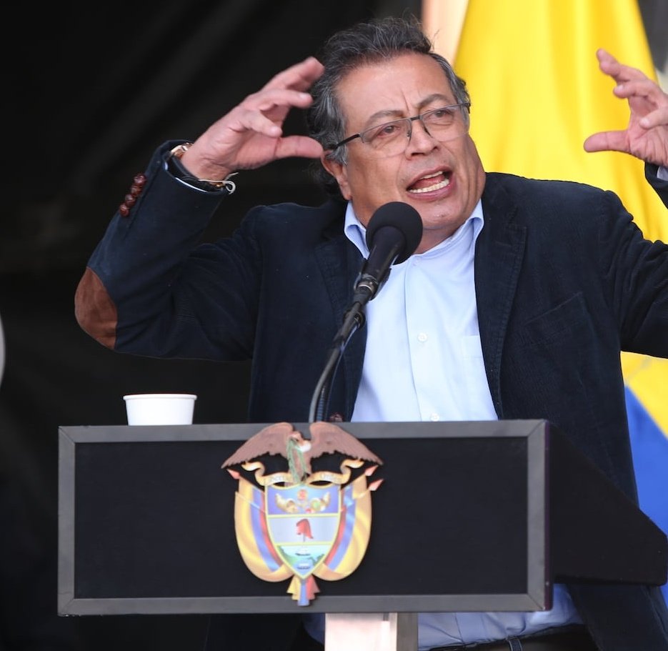 Al final, ¿qué pasó con la guerra entre Colombia y Perú por la Isla Santa Rosa? 

¿Qué pasó con el software Pegasus? 

¿Y la vacunación masiva por la mortífera fiebre amarilla? 

¿Y el cambio de escudo de Colombia? 

¿Y la Bogotá desierta por la sequía? 

Lo confieso: creo que