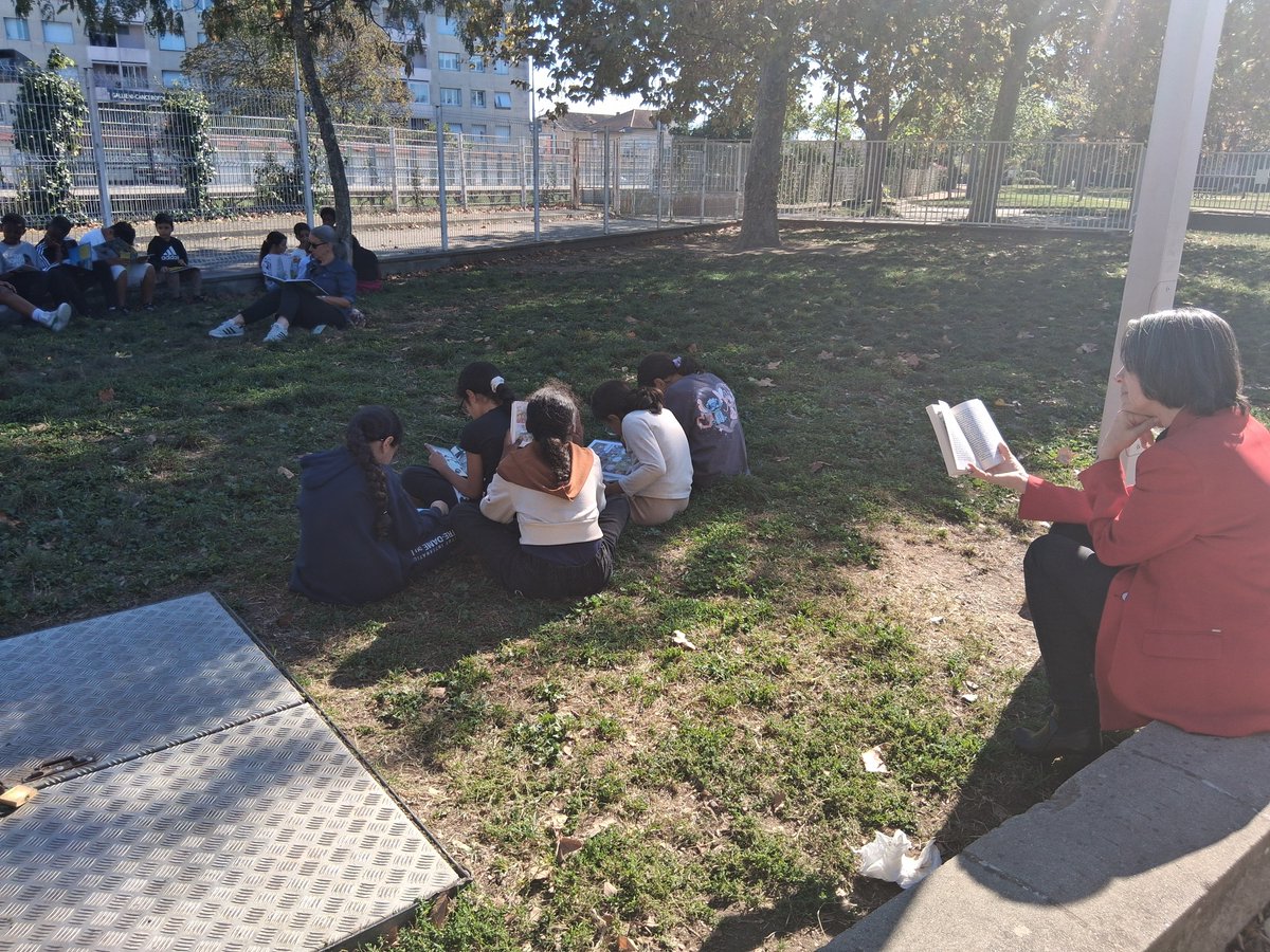 📖 À l’école Maurice Jacquier, élèves, enseignants et membres de la communauté éducative ont participé au quart d’heure de lecture académique, un moment collectif de calme autour de romans, BD...
Pour faire de la lecture une habitude partagée, formatrice et source de plaisir !