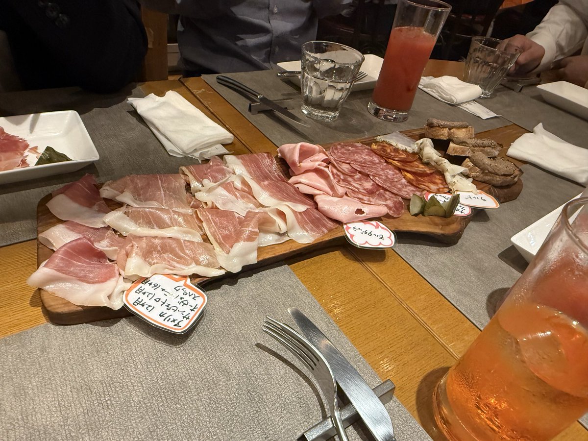 イタリアン、非常に美味。
(一人で15000ぐらい飲み食いした)