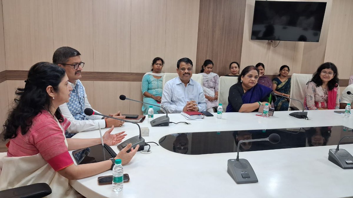 <a href="/CTOdisha/">ବାଣିଜ୍ୟ ଓ ପରିବହନ ବିଭାଗ । Commerce & Transport</a> ପ୍ରମୁଖ ଶାସନ ସଚିବ ଶ୍ରୀମତୀ ଉଷା ପାଢ଼ୀ ରାଜ୍ୟ ପରିବହନ ପ୍ରାଧିକରଣ ପରିଦର୍ଶନ କରି ଇ-ଚାଲାଣରେ ଏକାକାଳୀନ ପୈଠରେ ରିହାତି ଯୋଜନାର ସଫଳ ରୂପାୟନ ପାଇଁ ନିର୍ଦ୍ଦେଶ ଦେଇଛନ୍ତି। ସଡ଼କ ଦୁର୍ଘଟଣା ହ୍ରାସ ପାଇଁ ସାମୂହିକ ପ୍ରୟାସ ସହ ଉତ୍ସାହର ସହ ନାଗରିକ ସେବାର କର୍ତ୍ତବ୍ୟ ନିର୍ବାହ ପାଇଁ ପରାମର୍ଶ ଦେଇଛନ୍ତି।
<a href="/ushapadhee1996/">Usha Padhee</a>