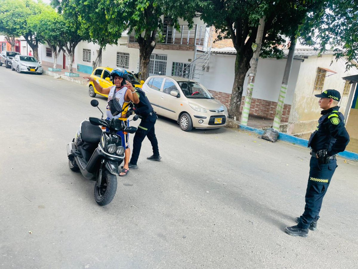 PoliciaCucuta's tweet photo. #DistritoDos |🚔👮🏻♀️Registros y patrullajes constantes con un solo objetivo: brindar al máximo la mejor seguridad a nuestra comunidad.
🚨🚨 Estamos presentes, alertas y comprometidos con su tranquilidad.👊🏼🚫
#SegurosCercanosYPresentes https://t.co/0BqYuO47At