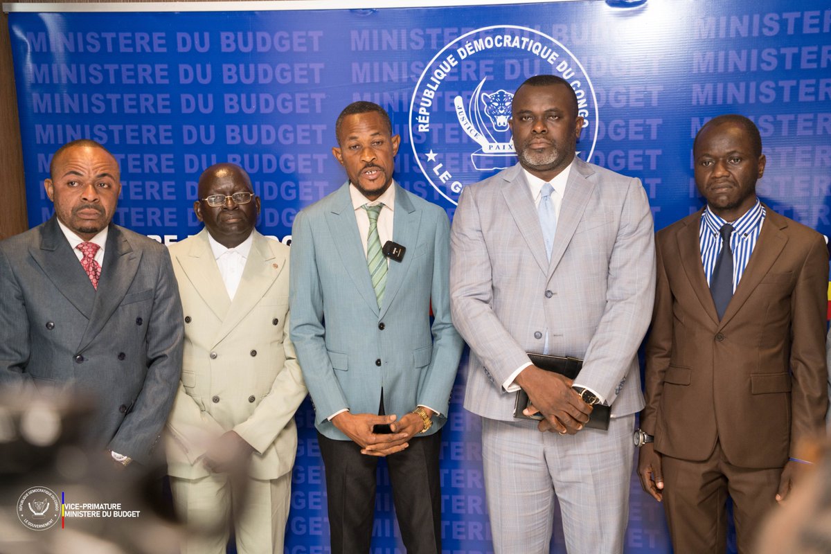 RDC : Sous les directives de la Première ministre Judith Suminwa, le VPM du Budget Adolphe Muzito désamorce la tension à l’Agence Congolaise de Presse

Le Vice-Premier Ministre en charge du Budget, Adolphe Muzito, a reçu, ce vendredi 17 octobre, une délégation syndicale de