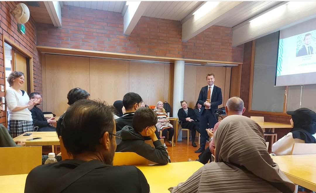 Vihtiin saapui taas naisia ja lapsia. Näillä ne meille aina myydään. On se, että ihan kunnanjohtajan voimin ollaan ottamassa vastaankin.
#metienataantällä