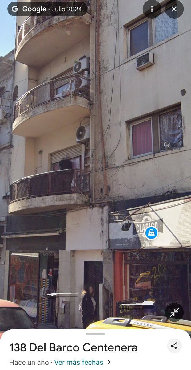 edanieco's tweet photo. @Rivadavia630 Éste edificio en Caballito está tomado hace aaaaaaaños! También salen negras gigantes con sus hijos todo un desastre malllll!!!! Una locura que ENCIMA de ser extranjeros vengan a ocupar viviendas FUERA DE SU PAÍS. Es todo una joda Argentina jaj #ocupas #okupas #CABA https://t.co/KeRHabO7pO