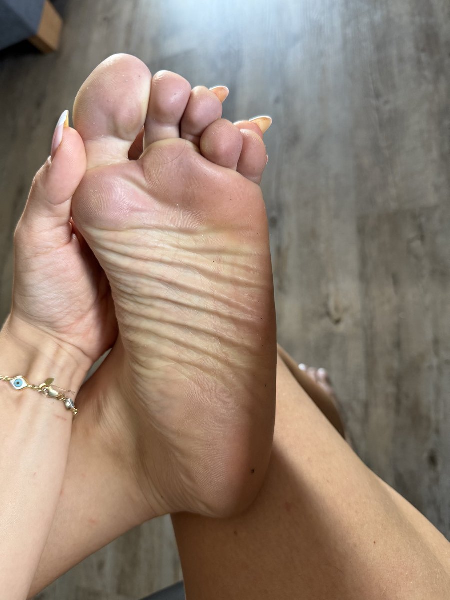 Lenatheone07's tweet photo. Wochenende am Start, du vor mir. Ich hab dich an der Leine und wir gehen Gassi!

@rt_feet @FindomPromoHQ @RT4Dommes @ass_andfeet01 @RTDoms @dommes_rt @rt_domm @SolesFeet_rt @The_best_feet1 @Cumminforlara @findomreminders @feetpuppy90 @Zahlschweinneu https://t.co/ydTWaJ6qzD