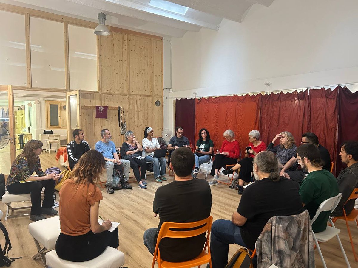 SantsCoop's tweet image. Un bon grapat de cooperatives i associacions de @SantsCoop fem la plenària d&apos;octubre al nou local d&apos;@Espailatregua. Planifiquem l&apos;any per enfortir-nos i per estendre les alternatives socials i econòmiques al servei del barri i la comunitat. Toca construir poder popular econòmic!